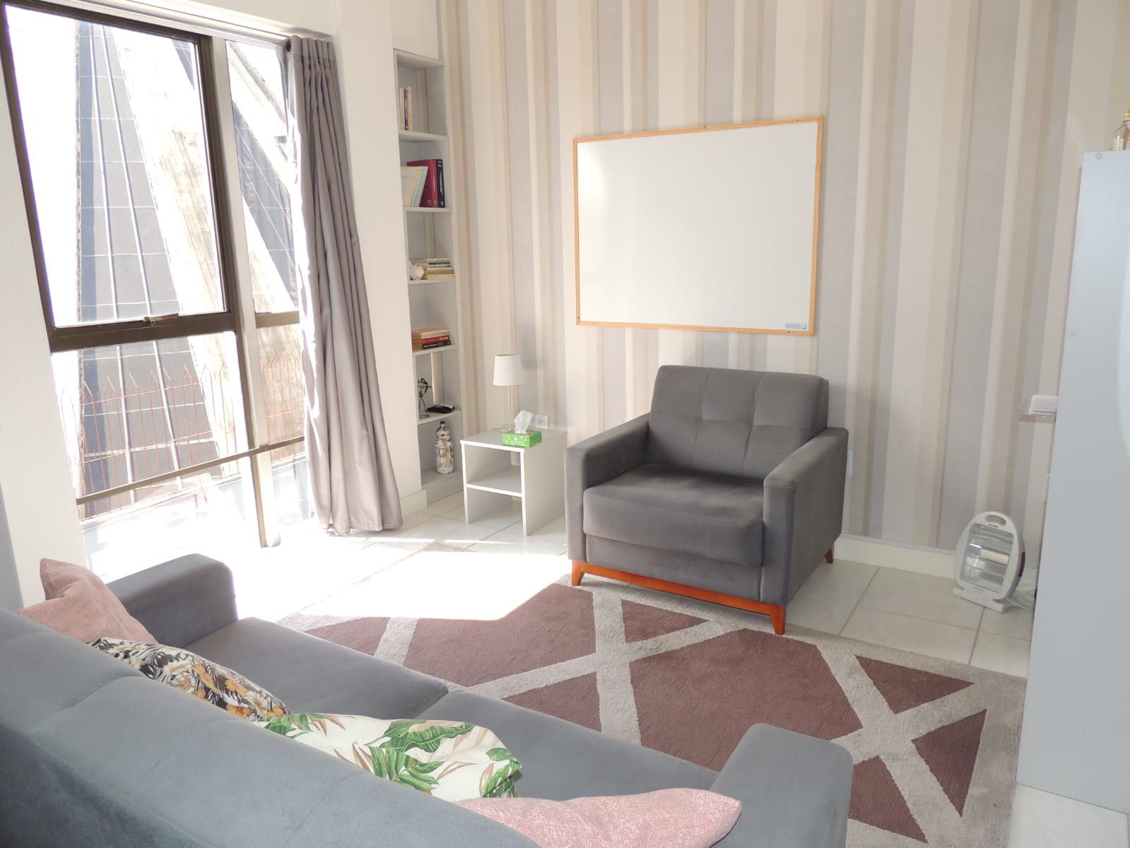 Ambiente acolhedor com iluminação natural