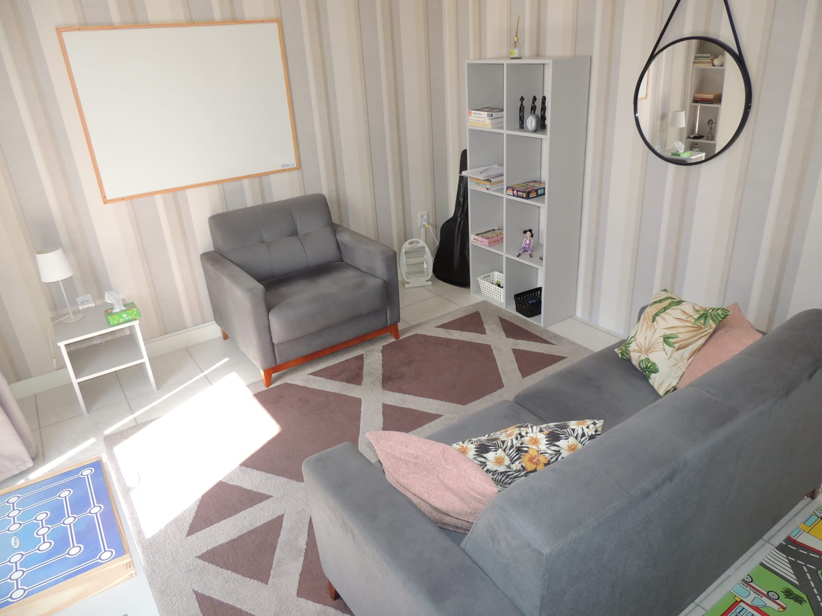 Sala de atendimento infantil com jogos e brinquedos